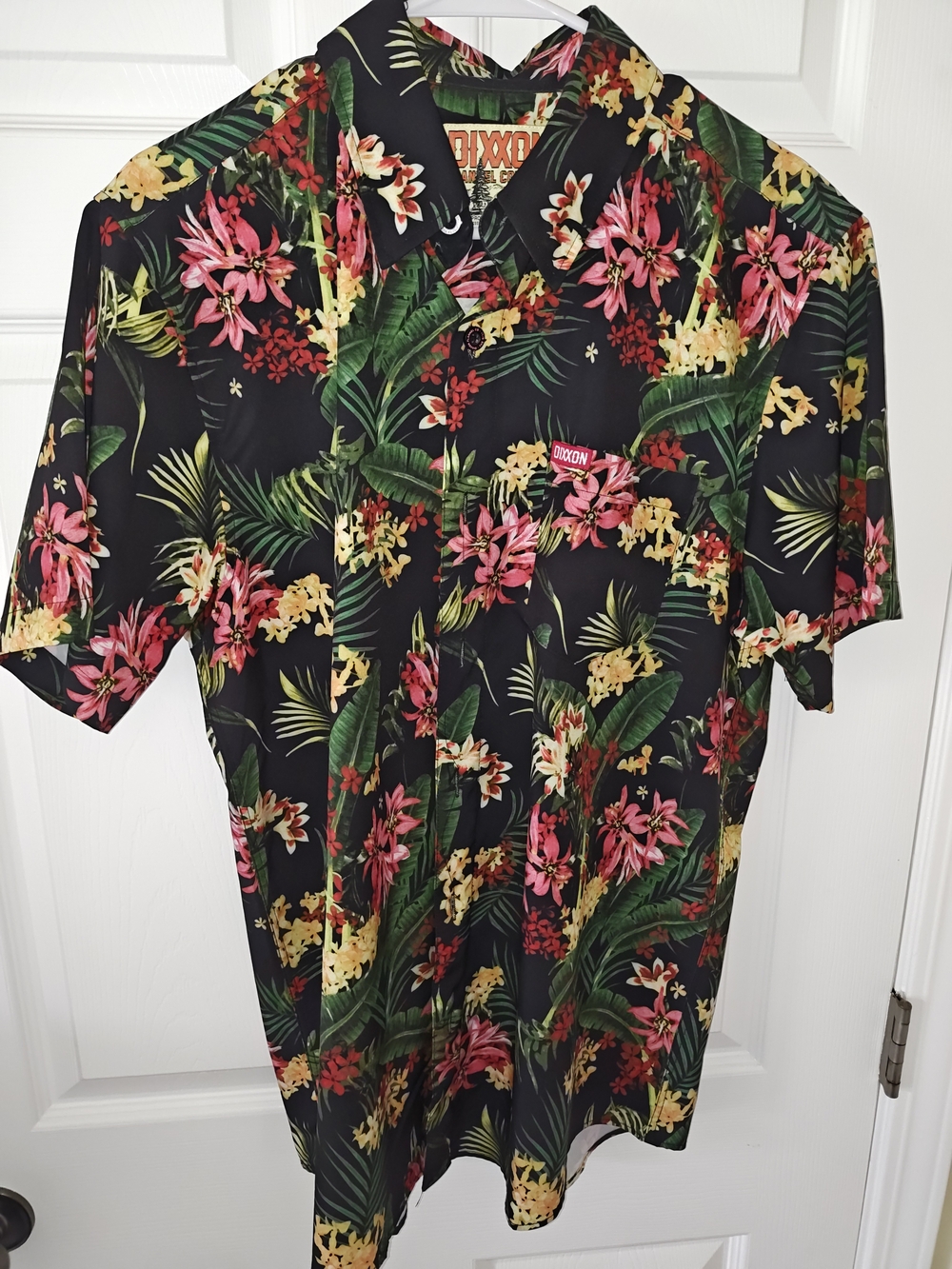 Dixxon Gili Party Shirt in men’s size Medium. Excellent condition